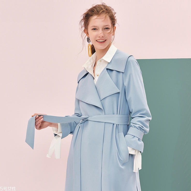 如何挑選風(fēng)衣？這些款式穿10年不過時