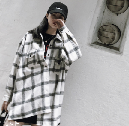 襯衫里面要穿衣服嗎？要看襯衫的面料顏色