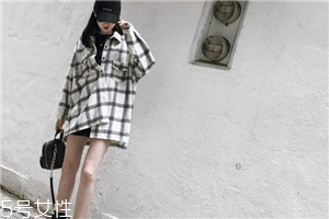 襯衫里面要穿衣服嗎？要看襯衫的面料顏色