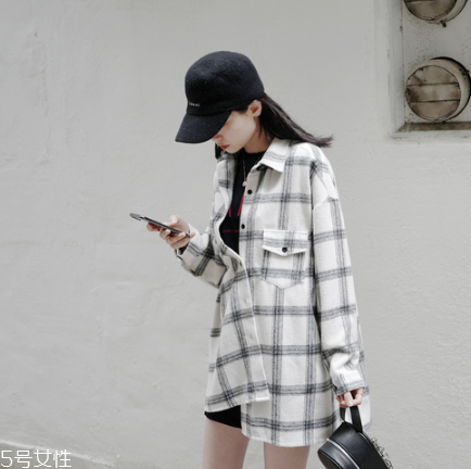 襯衫里面可以穿t恤嗎？淺色t恤可以穿