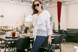 白色蕾絲上衣怎么搭配？女人味盡顯