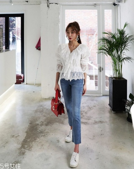 白色蕾絲上衣怎么搭配？女人味盡顯