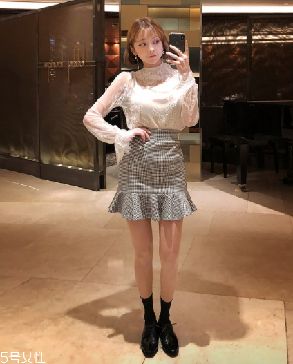 白色蕾絲上衣怎么搭配？女人味盡顯