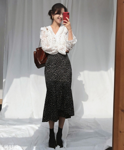 白色蕾絲上衣怎么搭配？女人味盡顯