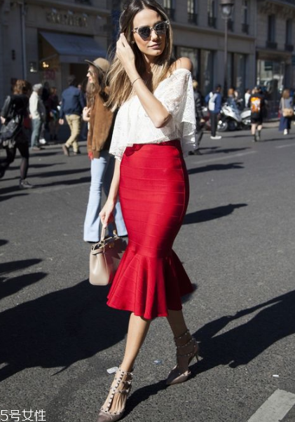 白色蕾絲上衣怎么搭配？女人味盡顯