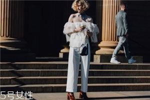 荷葉邊上衣配什么褲子？塑造浪漫小女人氣質(zhì)