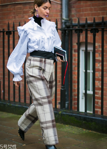 荷葉邊上衣配什么褲子？塑造浪漫小女人氣質(zhì)