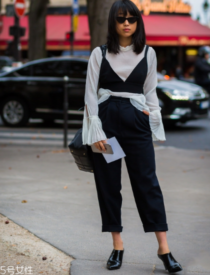 荷葉邊上衣配什么褲子？塑造浪漫小女人氣質(zhì)