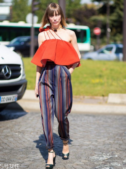 露臍上衣配什么褲子？春夏美出新高度