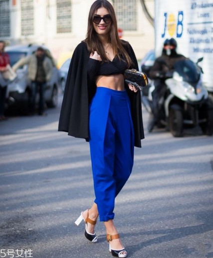 露臍上衣配什么褲子？春夏美出新高度