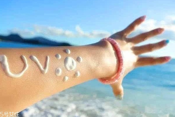 涂了隔離還要防曬霜嗎？防曬霜必不可少