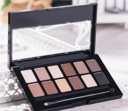 怎樣才能化妝不浮粉？眼影刷蘸濕更好用