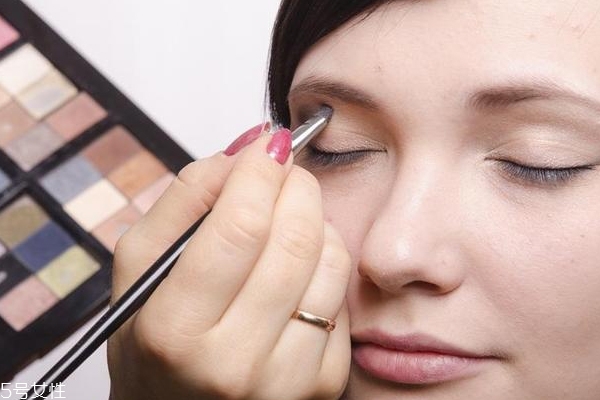 怎樣才能化妝不浮粉？眼影刷蘸濕更好用