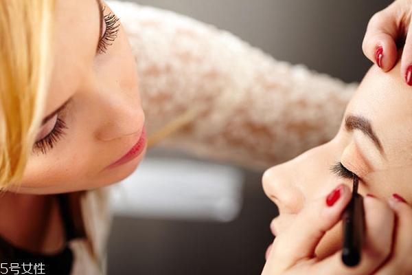 眼線粗點好還是細(xì)點好？眼線太粗容易暴露妝感