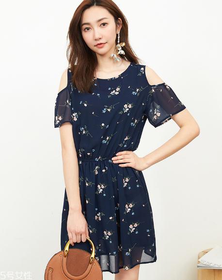 露肩上衣怎么搭配？屬于春天的小性感