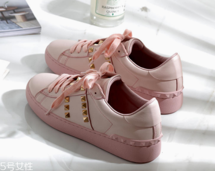 女式春夏運(yùn)動鞋怎么挑？三種款式好搭又顯高