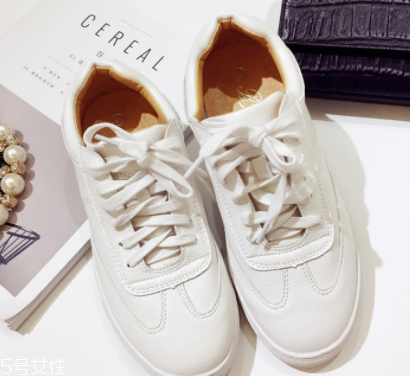 女式春夏運(yùn)動鞋怎么挑？三種款式好搭又顯高