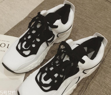 女式春夏運(yùn)動鞋怎么挑？三種款式好搭又顯高