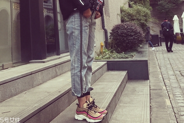 女式春夏運(yùn)動鞋怎么挑？三種款式好搭又顯高