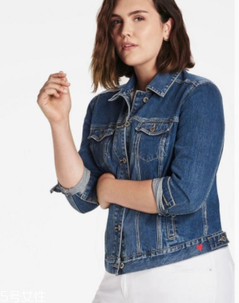 2022流行什么樣的牛仔外套？這8款最酷最百搭