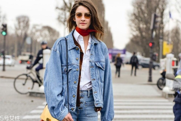 2022流行什么樣的牛仔外套？這8款最酷最百搭