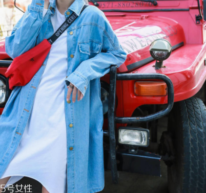 2022流行什么樣的牛仔外套？這8款最酷最百搭