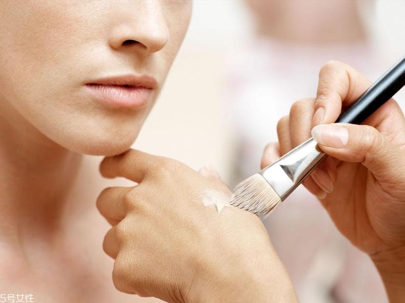怎樣才能化妝不浮粉？眼影刷蘸濕更好用