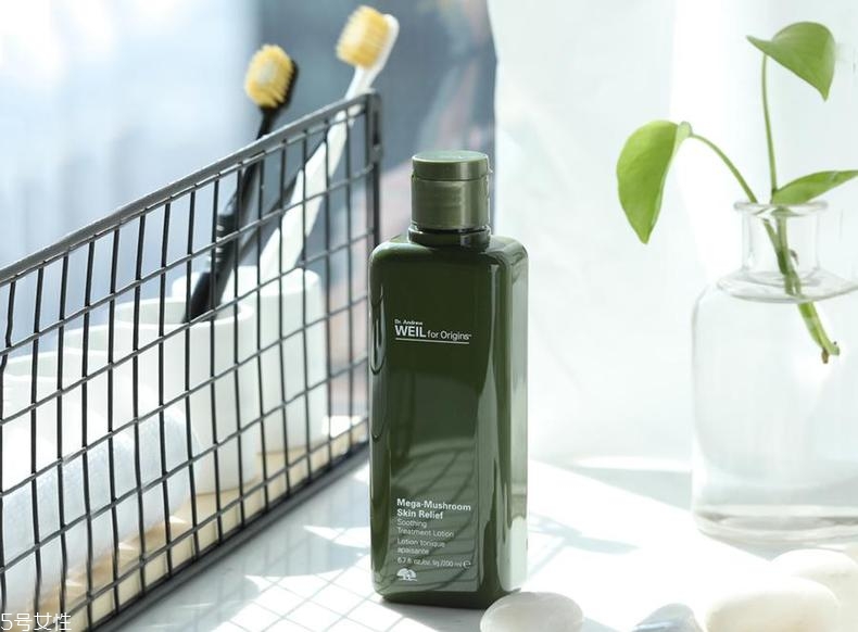 毛孔粗用什么化妝水好？盤點(diǎn)六款毛孔天敵