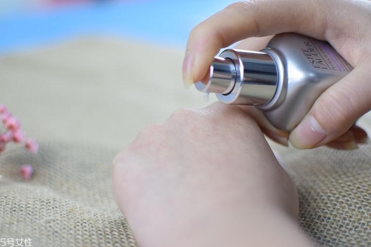 雅詩(shī)蘭黛線雕精華適合熟齡肌嗎？