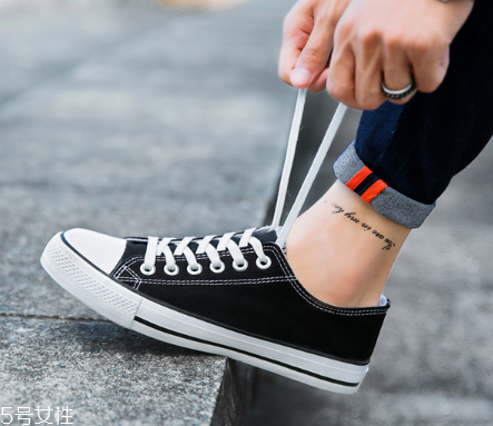 帆布鞋可以水洗嗎？帆布鞋應(yīng)該這樣洗