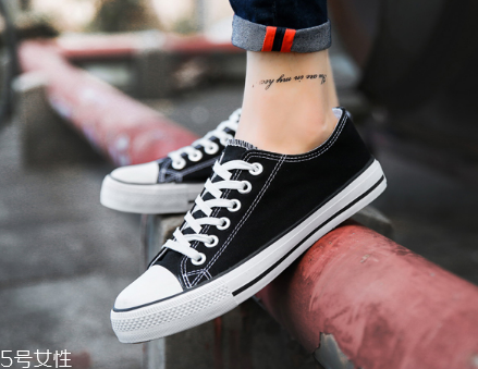 帆布鞋可以水洗嗎？帆布鞋應(yīng)該這樣洗