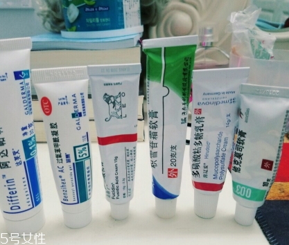 阿達(dá)帕林凝膠含激素嗎？