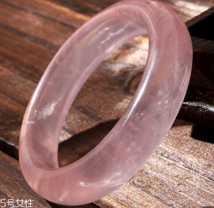 粉晶手鐲戴哪只手？左手才能發(fā)揮作用