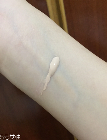 迪奧花蜜010粉底好用嗎？白得十分自然