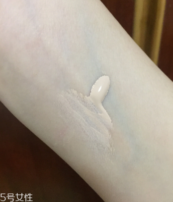 迪奧花蜜010粉底好用嗎？白得十分自然