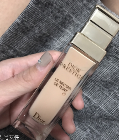 迪奧花蜜010粉底好用嗎？白得十分自然