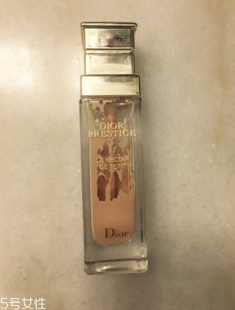 迪奧花蜜010粉底好用嗎？白得十分自然