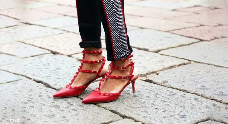 2022春夏流行穿什么中跟鞋？三種款式優(yōu)雅不累腳