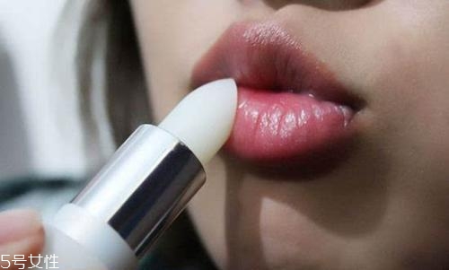 潤(rùn)唇膏能用來(lái)卸妝嗎？卸不干凈傷害皮膚