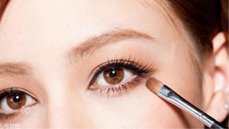 什么顏色的眼影顯白？這三種色號誰涂誰白