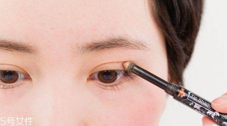 潤(rùn)唇膏能用來(lái)卸妝嗎？卸不干凈傷害皮膚