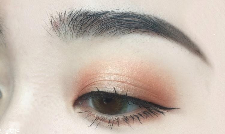 什么顏色的眼影顯白？這三種色號誰涂誰白