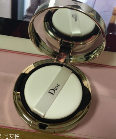 阿瑪尼和迪奧氣墊哪個(gè)好？迪奧花蜜氣墊vs阿瑪尼
