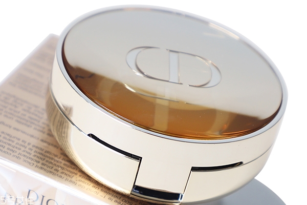 阿瑪尼和迪奧氣墊哪個好？迪奧花蜜氣墊vs阿瑪尼