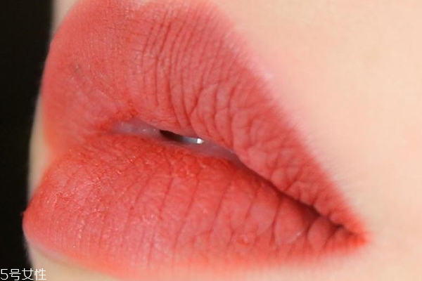 嬌蘭小黑裙唇釉試色 guerlain啞光唇釉121美妙至極 嬌蘭小黑裙唇釉試色 guerlain啞光唇釉121美妙至極