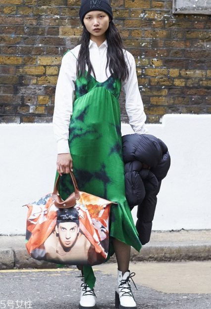 吊帶連衣裙怎么搭配？疊穿法給你帶來驚喜