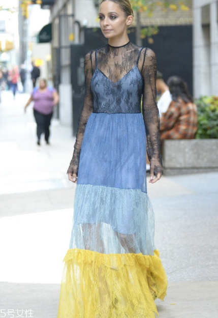 吊帶連衣裙怎么搭配？疊穿法給你帶來驚喜