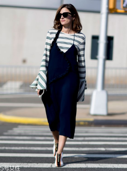 吊帶連衣裙怎么搭配？疊穿法給你帶來驚喜