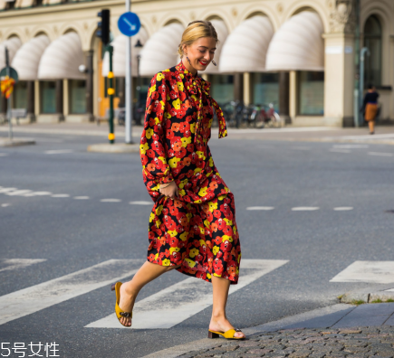 長(zhǎng)袖連衣裙配什么鞋子？時(shí)髦又好看