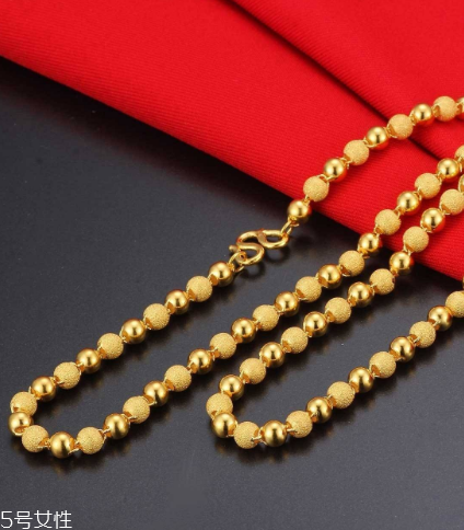 泡溫泉可以戴金項(xiàng)鏈嗎？泡溫泉最好別佩戴飾品